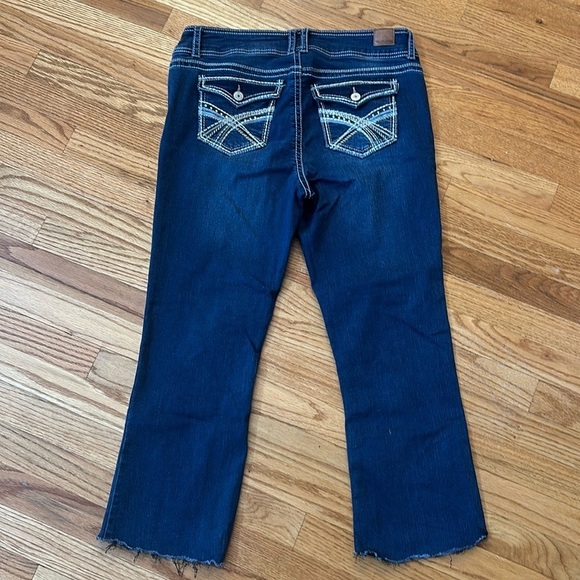 Wallflower The Lucious Curvy Fit Dark wash Cutoff Jeans Size 13 - Picture 2 of 7